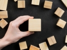 Laboratorio di giochi con cubi di legno per bambini