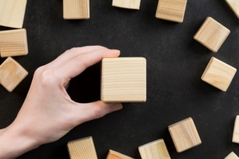 Laboratorio di giochi con cubi di legno per bambini